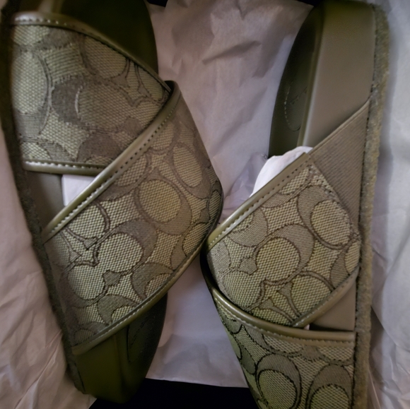 Coach slides only sz 9 left - Picture 2 of 5